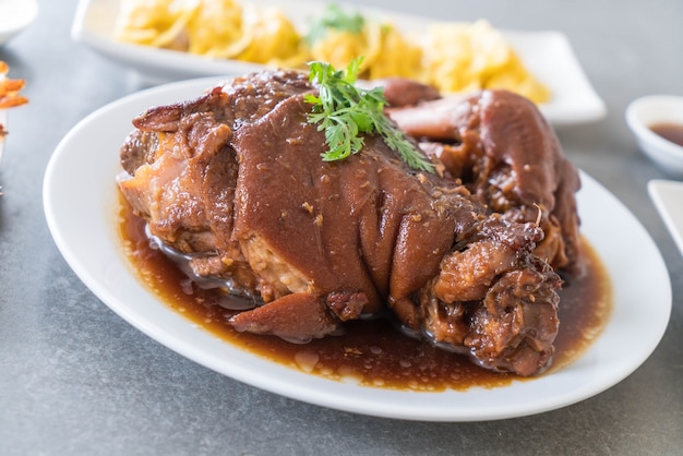 Pierna de cerdo estofado en sopa de salsa