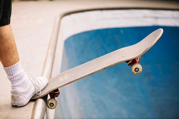 Pierna del skater preparándose para montar