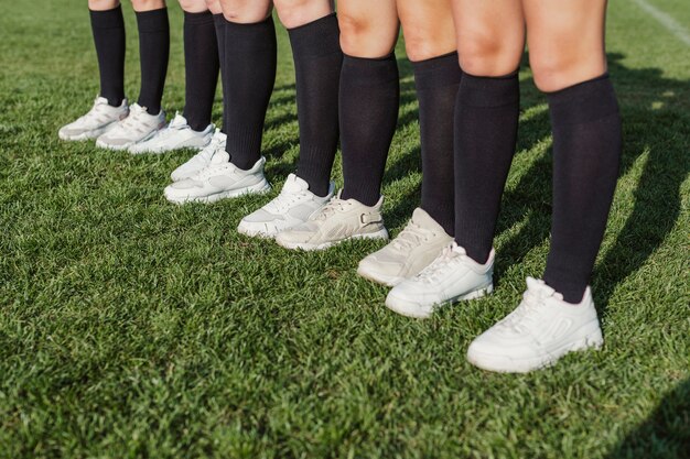 Piernas atléticas femeninas de pie sobre la hierba