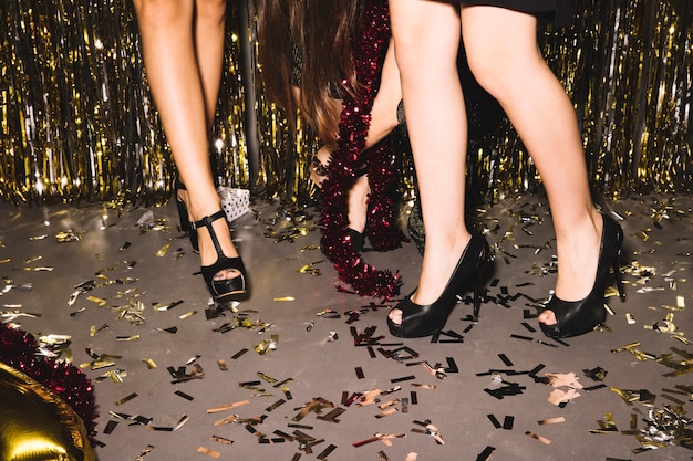 Foto gratuita piernas de chicas en una fiesta