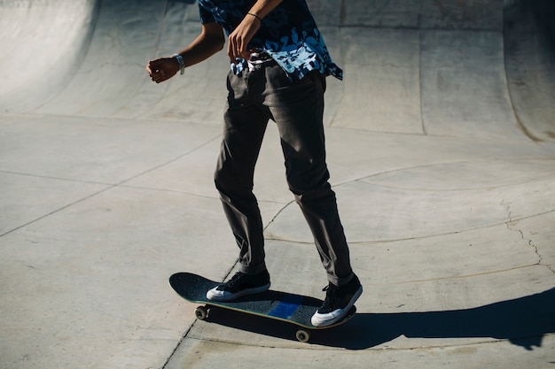 Foto gratuita piernas de chico joven con patineta