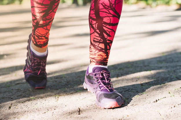 Piernas de cultivo corriendo en el camino