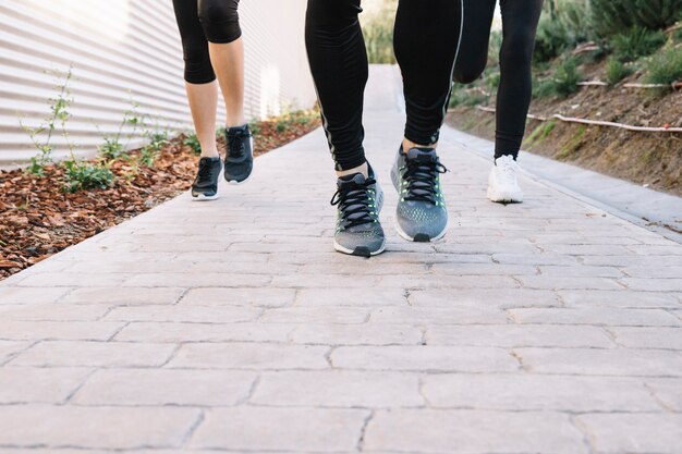 Piernas de cultivo corriendo en el camino