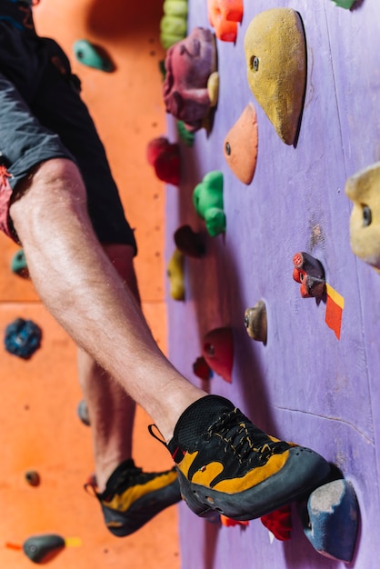 Foto gratuita piernas de cultivo escalada pared alta