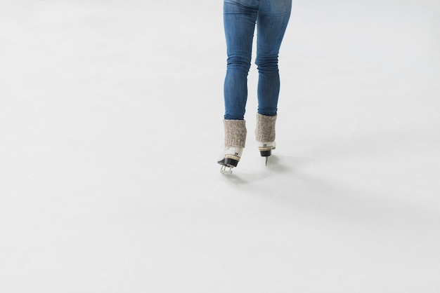 Piernas de cultivos patinando sobre hielo