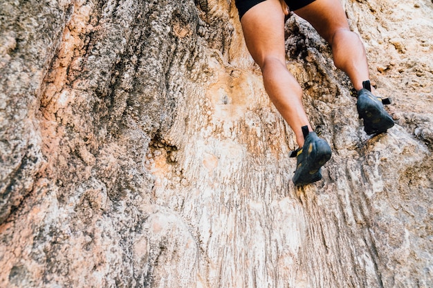 Foto gratuita piernas de escalador en roca