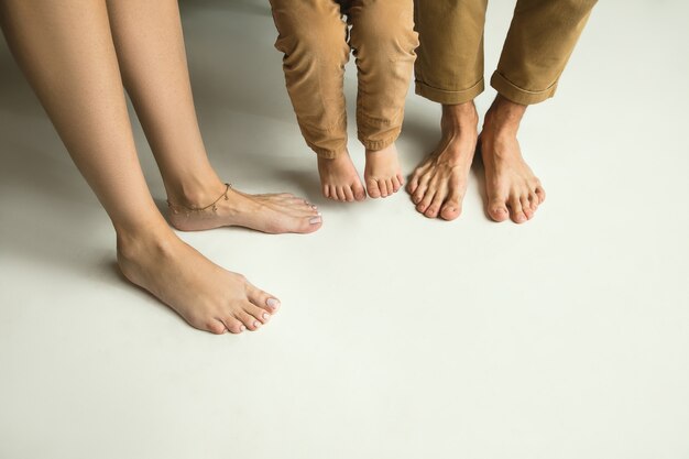 Piernas de la familia en blanco