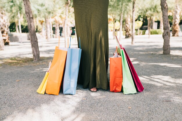 Piernas femeninas con bolsas de compras en el suelo