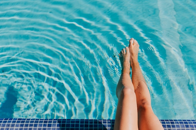 Piernas de mujer por piscina