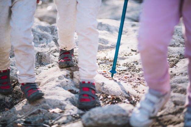 Piernas de niños caminando sobre piedras