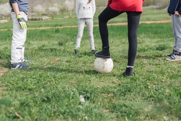 Piernas de niños jugando al fútbol