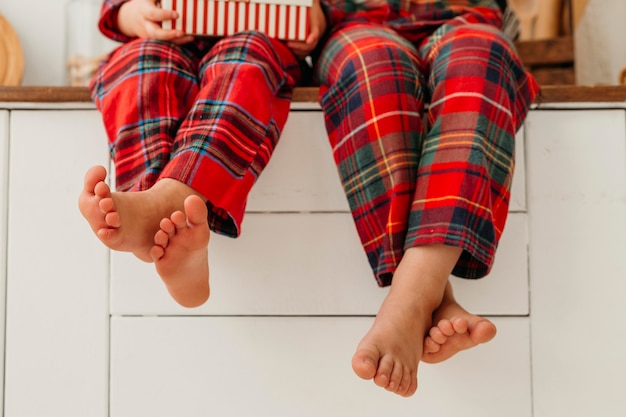 Piernas de niños en ropa de navidad