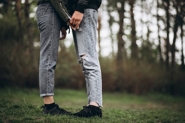 Piernas de la pareja de cerca, de pie en el bosque