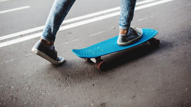 piernas en una patineta