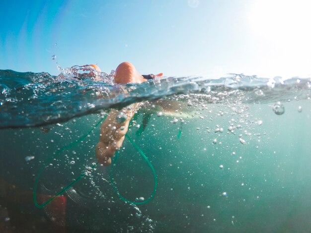 Piernas de persona nadadora en agua