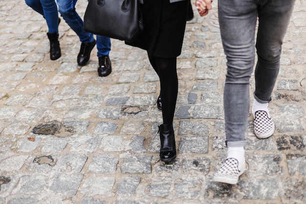 Foto gratuita piernas de personas caminando