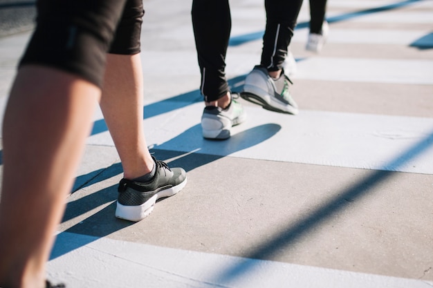 Foto gratuita piernas de personas corriendo