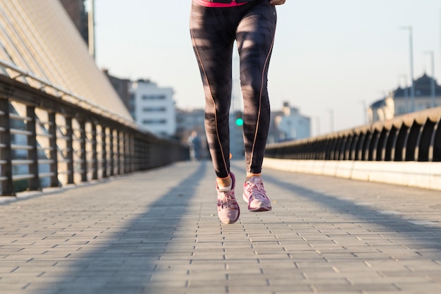 Piernas en primer plano de deportista