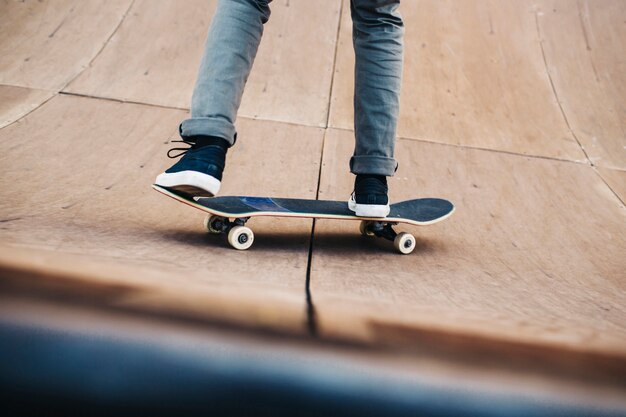 Piernas sobre la patineta