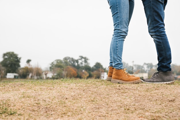 Piernas de la unión de pareja en la naturaleza