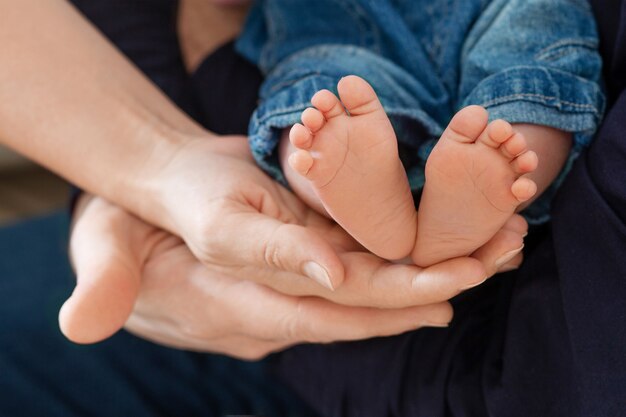 Pies De Bebe En Manos De Los Padres Los Pies Del Bebe Recien Nacido Minusculo En