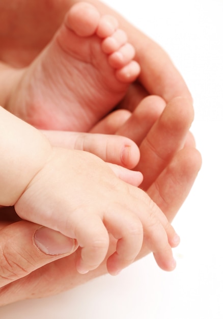 Los pies del bebé en las manos