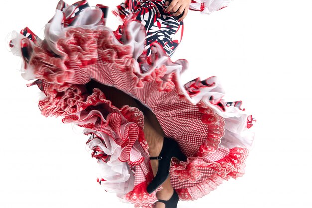 Pies detalle de bailarina de flamenco en hermoso vestido