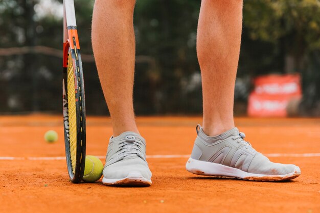 Pies de jugador de tenis