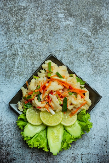 Foto gratuita pies mixtos de verduras y pollo, ensalada picante tailandesa.