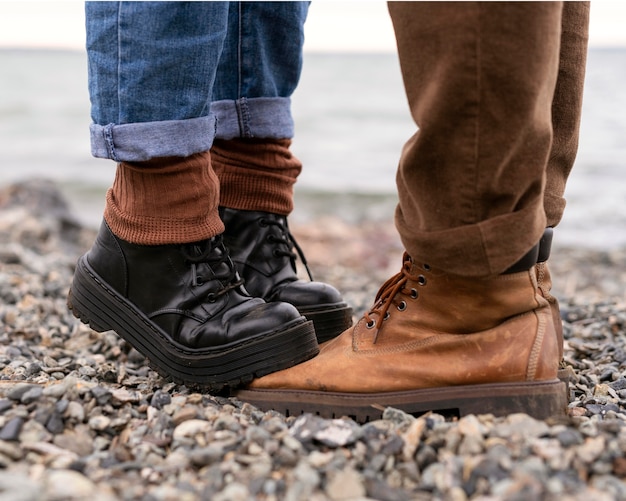 Pies de mujer pisando las botas del novio