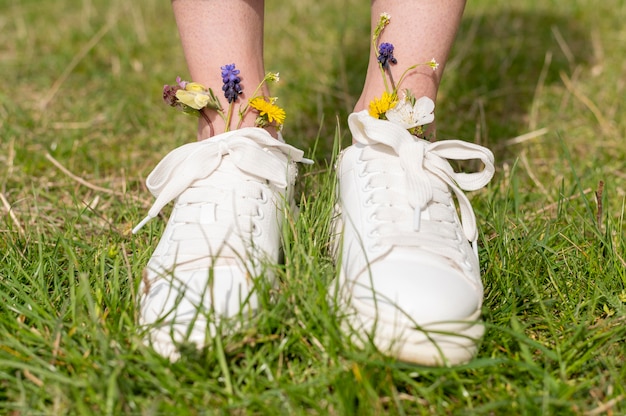 Pies de mujer de primer plano con flores