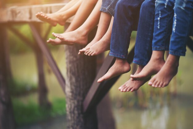 Pies de niños sentados relajados en el parque