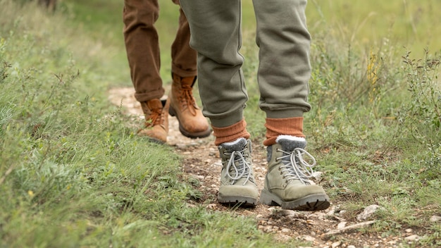 Pies de la pareja de pie en el sendero