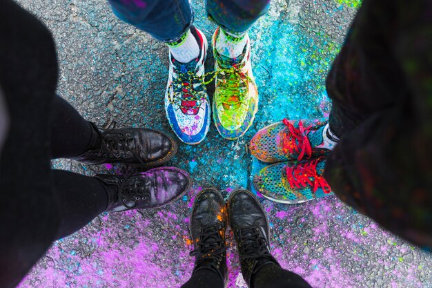 Pies de personas de pie en el camino en pintura colorida