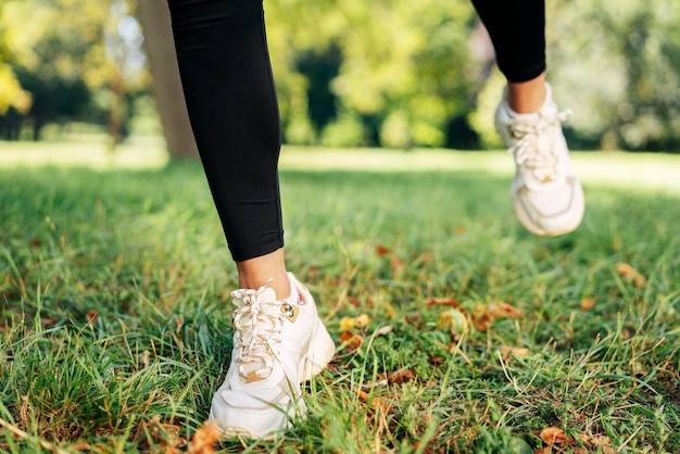 Pies de primer plano con zapatos al aire libre