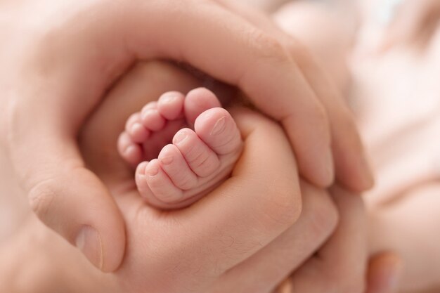 Pies Del Bebe En Manos De La Madre Foto Gratis Pies Del Bebe En Manos De La Madre Foto Gratis