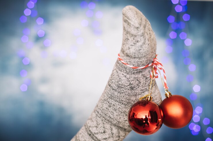 Foto gratuito pies sujetando dos bolas de navidad
