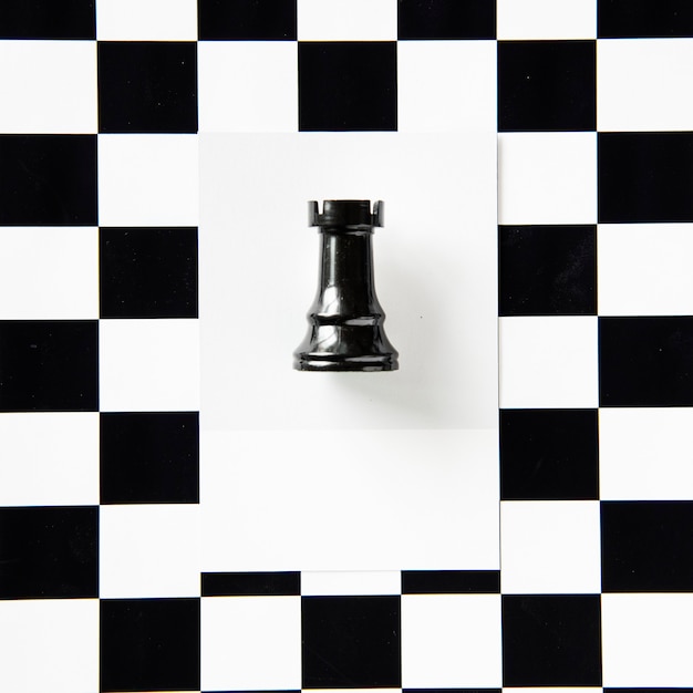 Foto gratuita pieza de ajedrez de torre en un patrón.