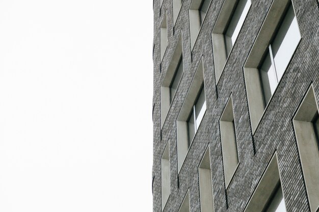 Pieza de corte de moderno edificio gris