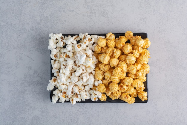 Una pieza decorativa sobre bandejas de caramelos de palomitas de maíz recubiertos sobre mármol.