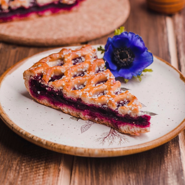 Pieza de delicioso pastel con mermelada en un plato