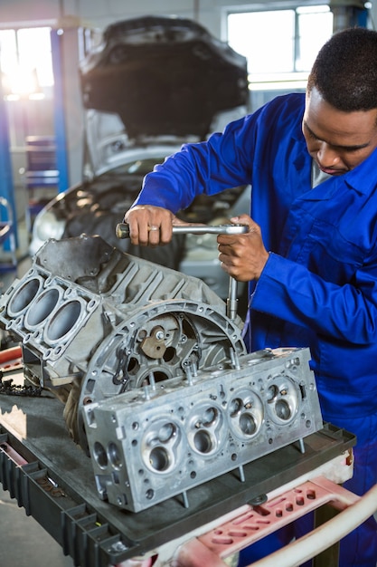 pieza del motor de reparación del mecánico con la carraca