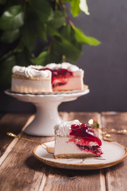 Pieza de pastel de cereza con crema pastelera