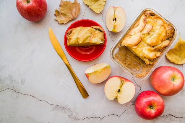 Foto gratuita pieza de pastel de manzana en la placa roja