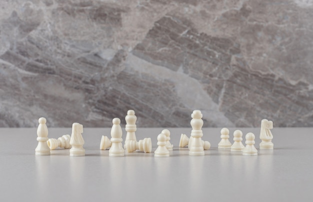 Foto gratuita piezas de ajedrez blancas en mármol
