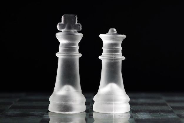 Piezas de ajedrez transparentes en tablero