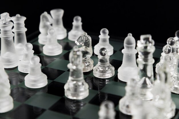 Piezas de ajedrez transparentes en tablero