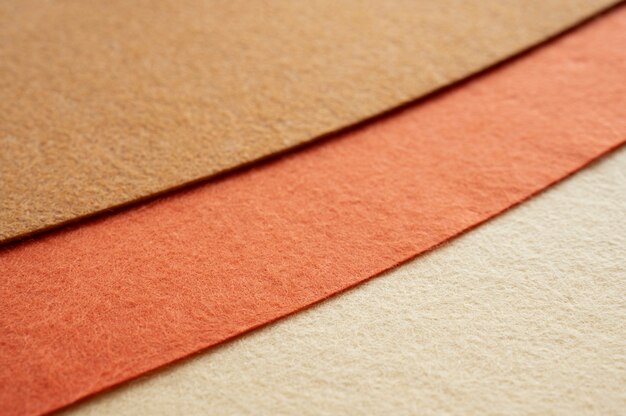 Piezas apiladas de tela de fieltro en diferentes colores.