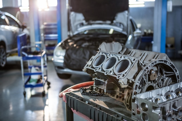 Las piezas del coche en el garaje de reparación