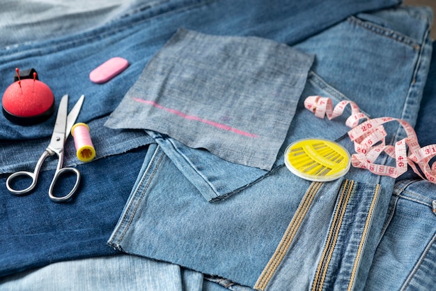 Piezas de jeans de alto ángulo y tijeras